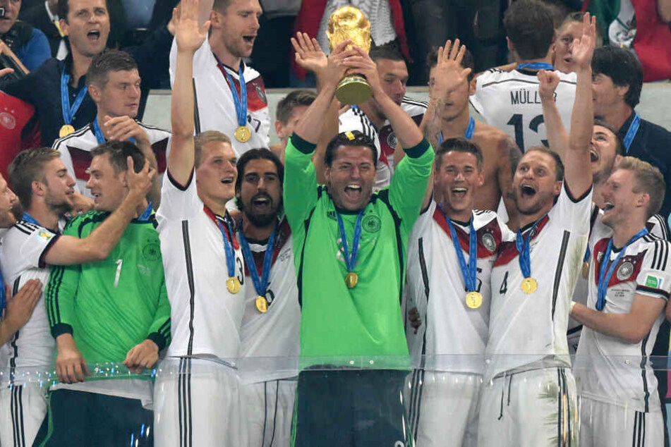 Erik Durm (3.v.Re.) nach dem gewonnen WM-Finale 2014 in Rio de Janeiro.