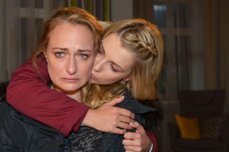 Die Schwangerschaft treibt sie an ihre Grenzen: Lilly versucht ihre Mutter Maren zu trösten.