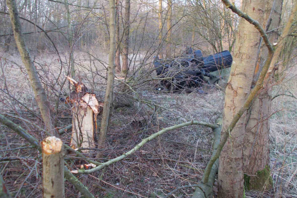 Der Opel wurde von der Straße geschleudert.