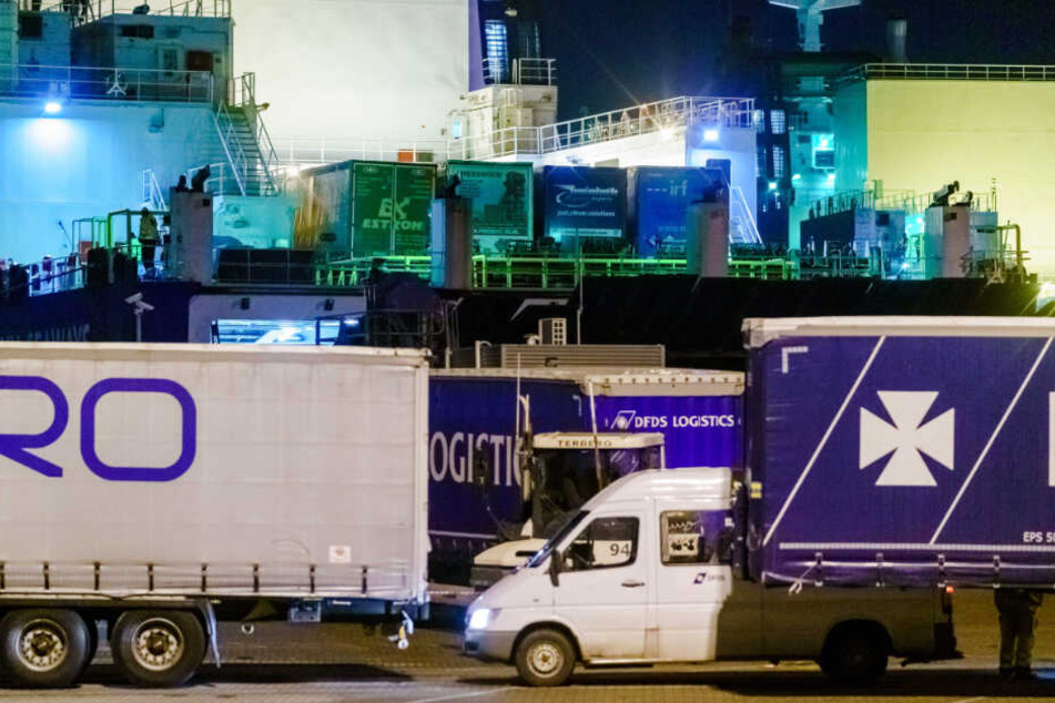 Das Schiff im Hafen von Vlaardingen. Nach dem Fund kehrte der Frachter, der auf dem Weg nach England gewesen ist, wieder um.