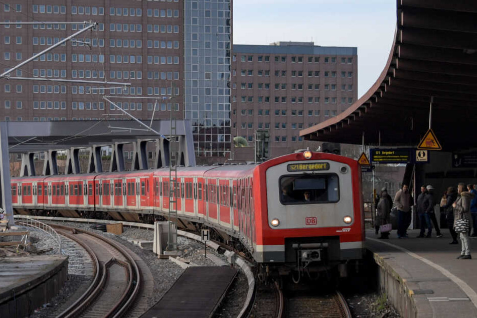 Die S-Bahn fährt in der Station Berliner Tor ein.