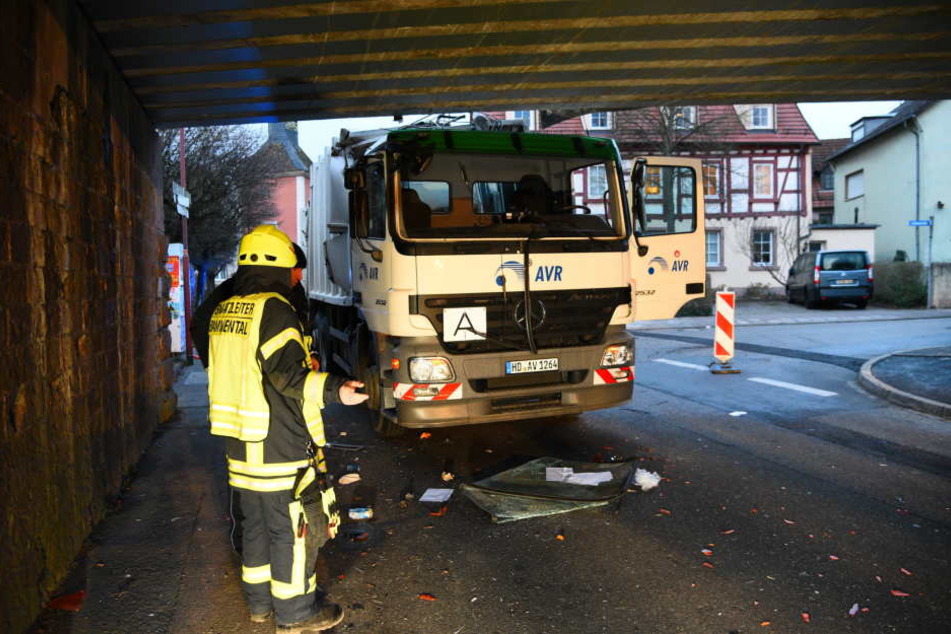 Der Fahrer und sein Beifahrer wurden bei dem Aufprall schwer verletzt.