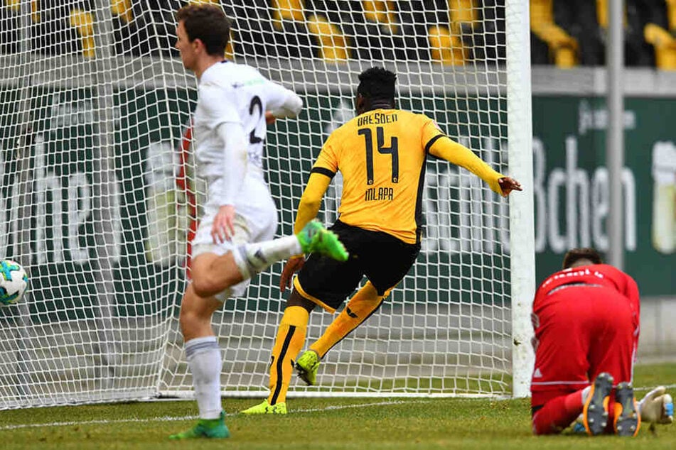 Peniel Mlapa (Nummer 14) drückt den Ball nach schöner Vorarbeit von Lucas Röser zum 1:2 über die Linie.
