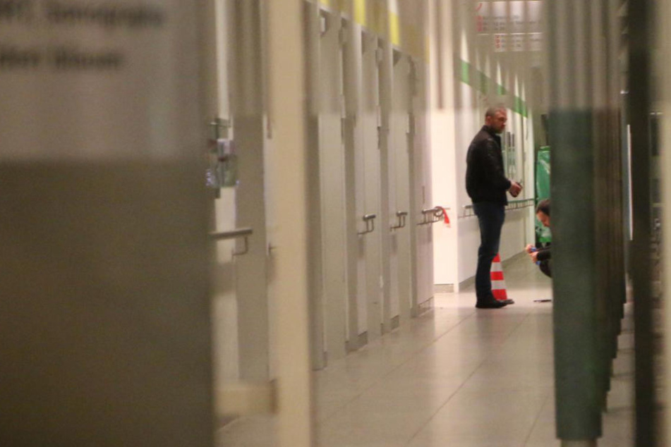 Beamte sichern die Überreste eines Schreckschussprojektils in der Rettungsstelle.