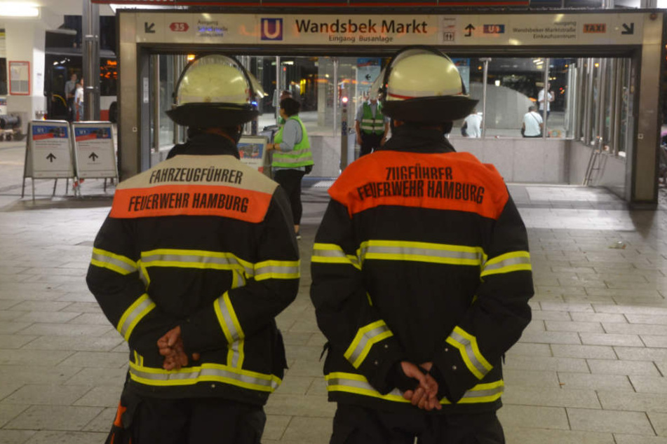 Feuerwehrmänner sichern den Eingang zur Wandsbeker U-Bahn-Station.