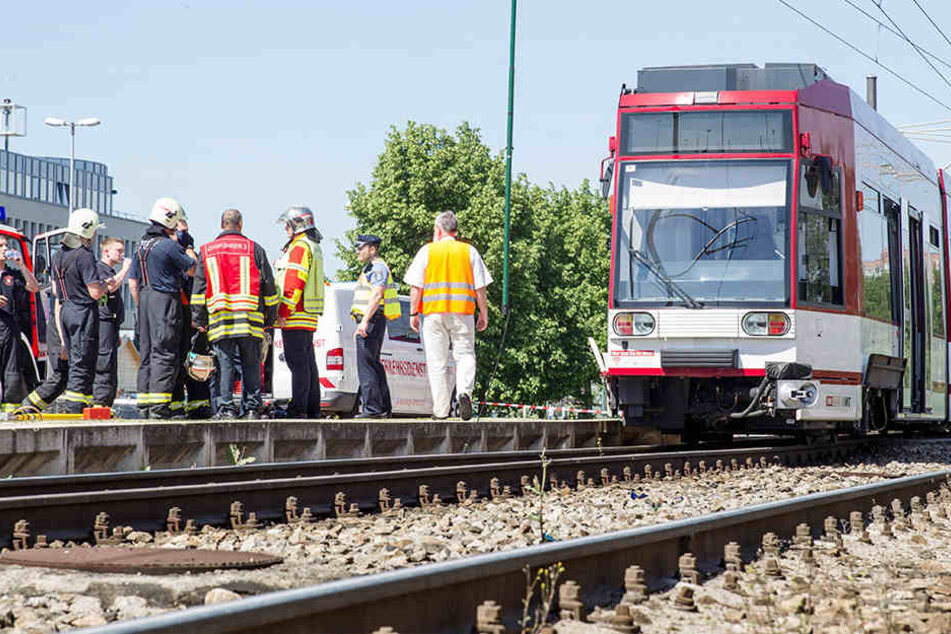 Zwei Autofahrer haben sich im Gleisbett der Erfurter Straßenbahn festgefahren (Symbolfoto)