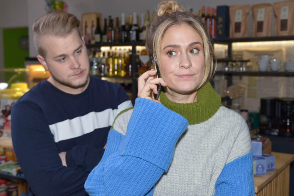 Sophie weiß nicht, ob sie das Angebot aus Singapur annehmen oder bei Jonas in Berlin bleiben soll.