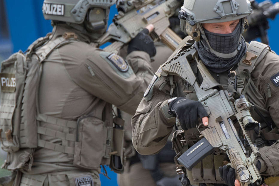 SEK-Beamte holten stürmten schließlich das Haus des 67-Jährigen. (Symbolbild)