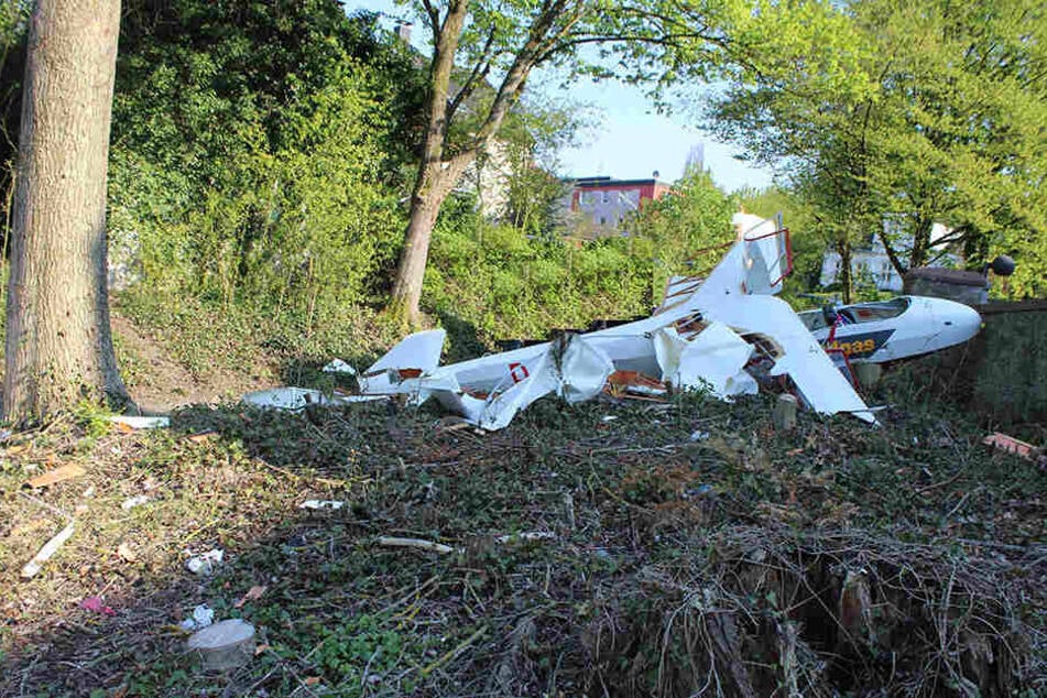 Das Segelflugzeug wurde bei der Notlandung komplett zerstört.