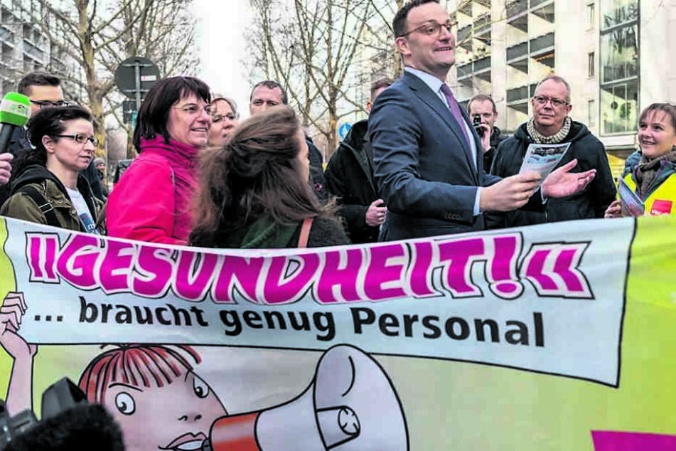 Minister Jens Spahn (38, CDU) wurde in Dresden von protestierenden Pflegekräften empfangen.