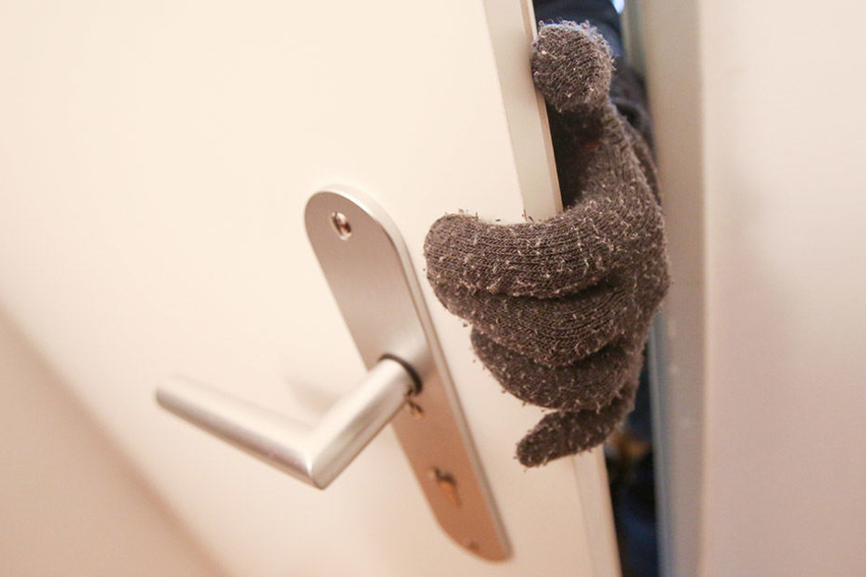 Die Diebe drangen in das Einfamilienhaus ein, während sich der Eigentümer im Obergeschoss aufhielt (Symbolbild).