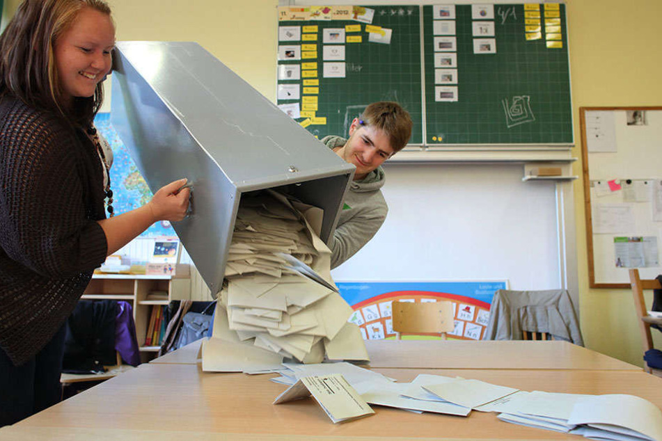 Mit Geschenken wollen manche Städte Wahlhelfer anlocken.
