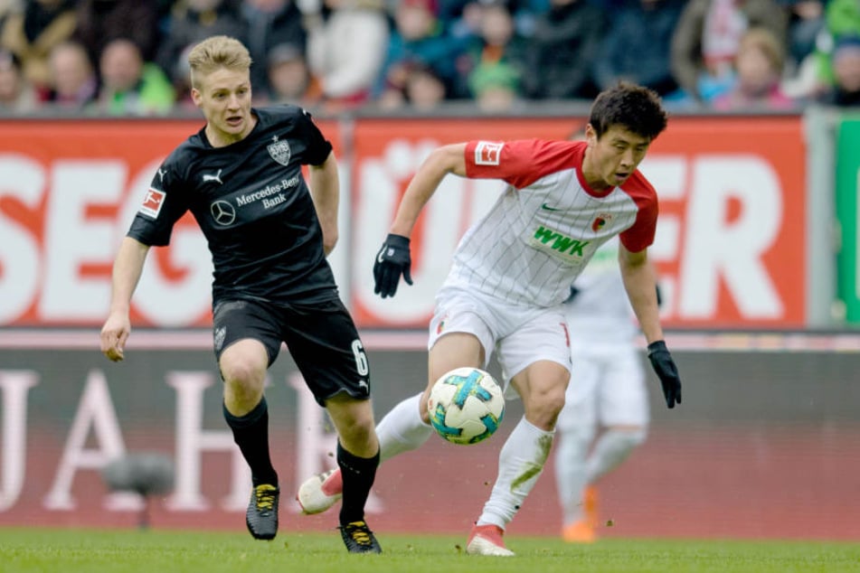 Santiago Ascacibar (VfB Stuttgart) im Zweikampf mit Ja-Cheol Koo (FC Augsburg) um den Ball.