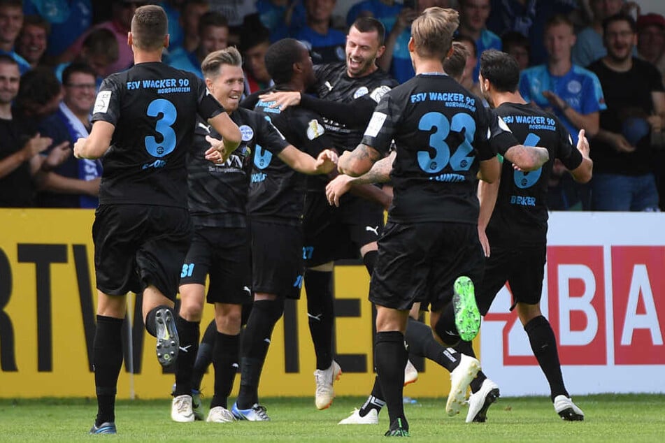 Jubeltraube nach dem Treffer von Mickels gegen den FC Erzgebirge Aue im DFB-Pokal.