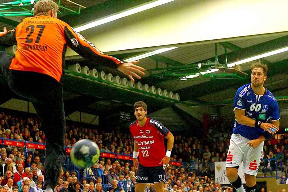 Max Pechstein (Aue) erzielt ein Tor.