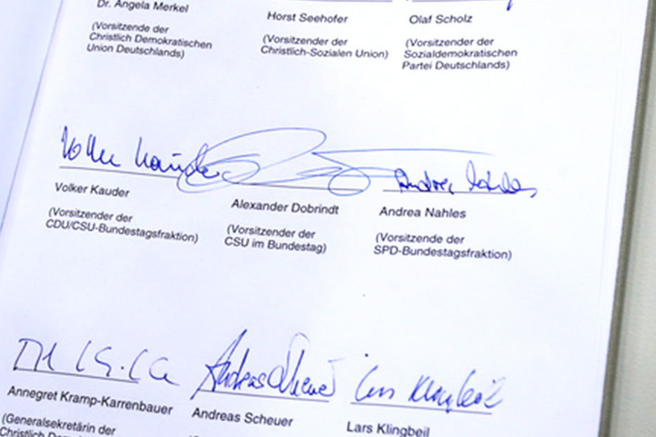 So sieht das Regierungsprogramm mit den Signaturen der Politiker aus.