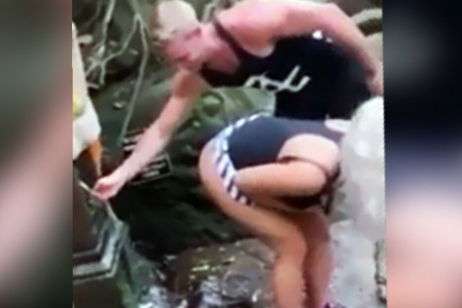Sabrinas Freund hält seine Hand unter die heilige Quelle und bespritzt anschließend den Hintern des Fitness-Models.