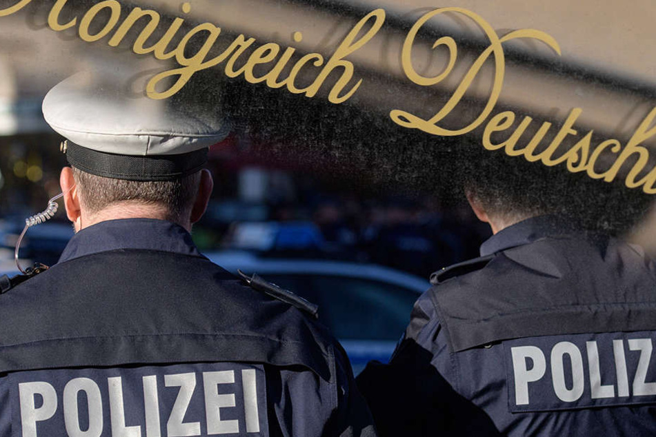 Der Rentner - eigenen Aussagen nach "Reichsbürger" - habe den Haftbefehl am Montag zerrissen - er nehme den Staat nicht ernst...