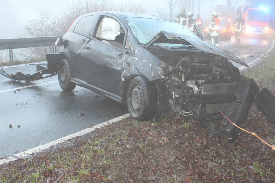 Nachdem er sich überschlagen hatte, landete der Fiat Punto wieder auf seinen Rädern.