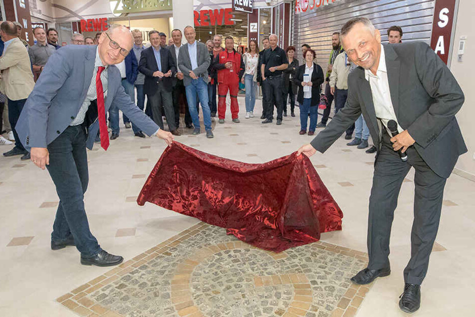 Projektleiter Andreas Barth (53, re.) und Ortsamtsleiter und Jörg Lämmerhirt (51, li.) enthüllten am Mittwoch ein Fußbodenmosaik mit dem Buchstaben G.