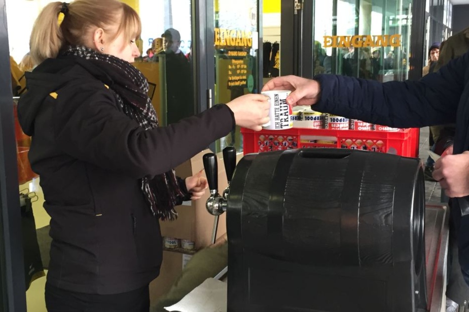 Pünktlich zur Neueröffnung des Fanshops am DDV-Stadion trafen sich zahlreiche Dynamo-Fans, wollte eine Jubiläums-Tasse ergattern.
