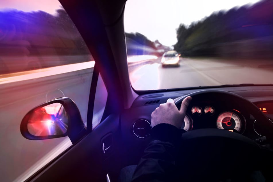Auf der Flucht vor der Polizei hat ein Autofahrer in Limbach-Oberfrohna mehrere Unfälle verursacht, bei denen drei Menschen verletzt wurden. (Symbolbild)