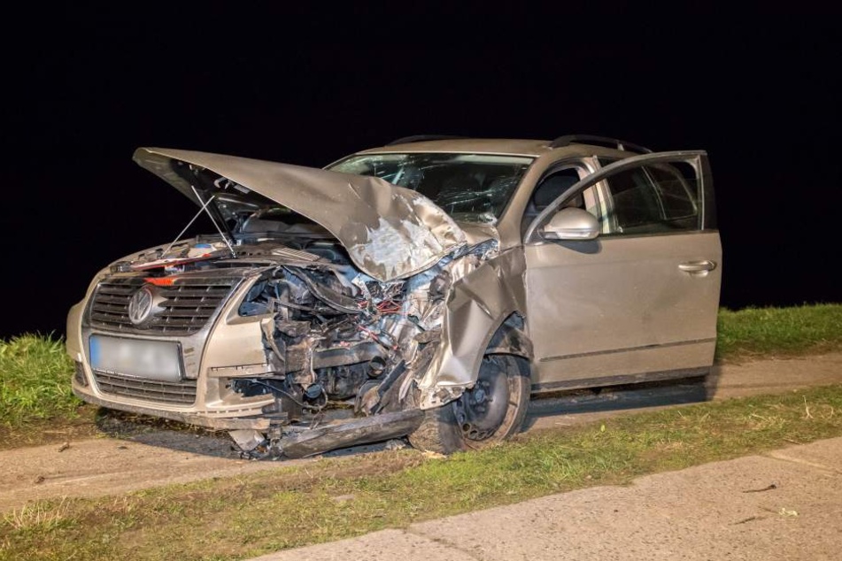 Der VW wurde bei dem Unfall schwer beschädigt.