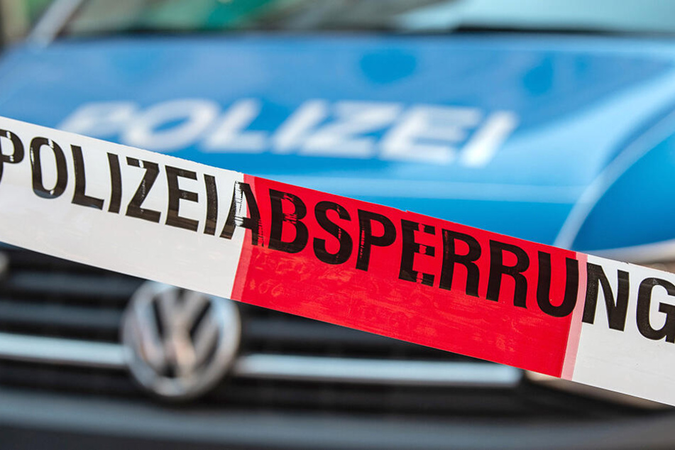 Ein Polizist trug eine Verletzung am Bein davon.