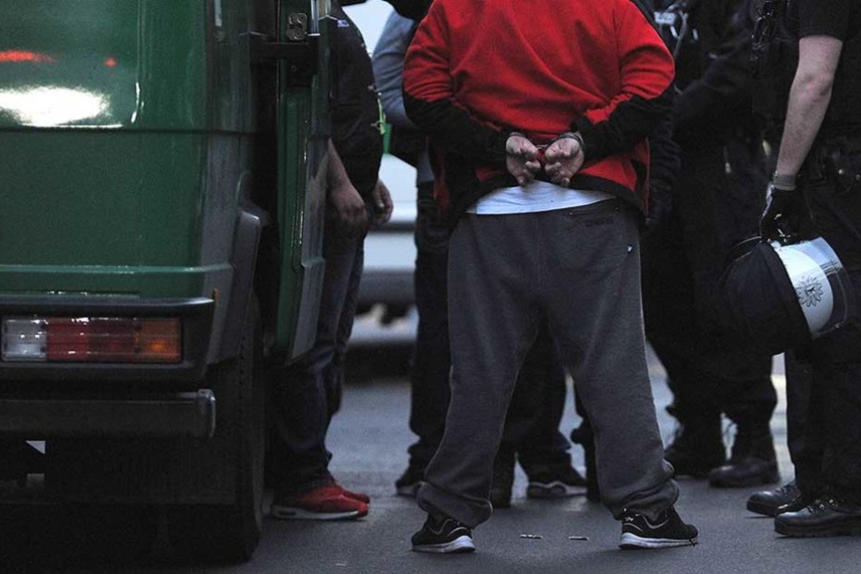 Der Verdächtige wurde von der Polizei festgenommen (Symbolbild).