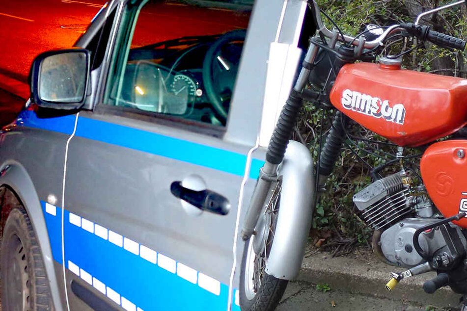 Mit teilweise 100 km/h wollte der 18-Jährige mit einem Moped vor der Polizei fliehen. An einer geeigneten Stelle konnte er jedoch gestoppt werden.