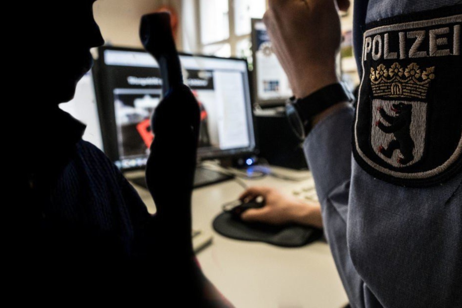 Die Berliner Polizei warnt immer wieder vor den Anrufen falscher 'Kollegen'. (Bildmontage)