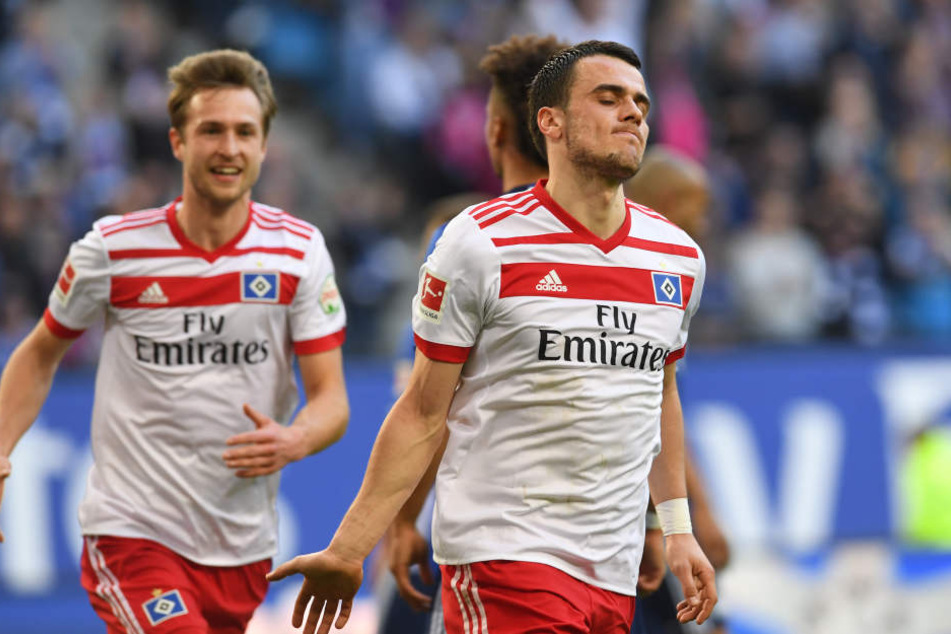Der HSV würde Filip Kostic (r) gerne verkaufen. (Archivbild.)