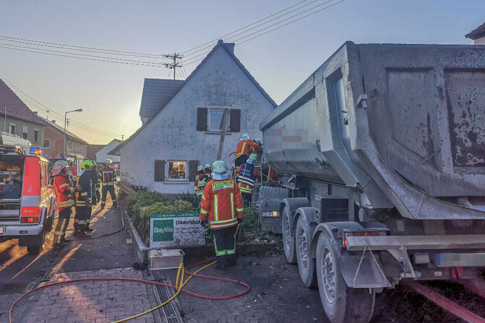 Die Feuerwehr geht am Unfallort ihrer Arbeit nach.