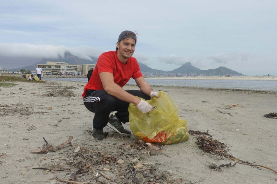 Christoph mit einer gut gefüllten Tüte mit Plastikmüll.