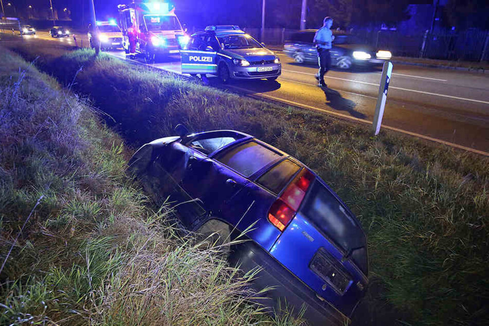 In Luga landete ein Fiat Punto nach einer Verfolgungsjagd mit der Polizei im Straßengraben.