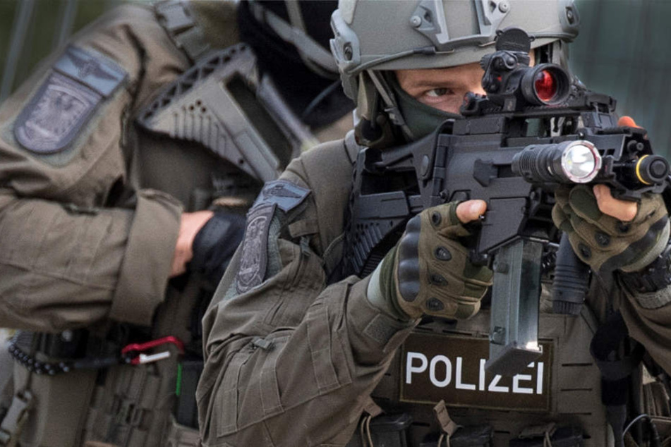 Spezialkräfte der Polizei umstellten das Haus in Fulda (Symbolbild).