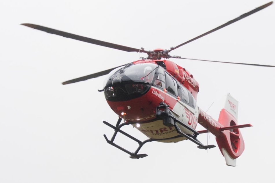 Die 16-Jährige wurde per Rettungshubschrauber in ein Krankenhaus gebracht (Symbolbild).