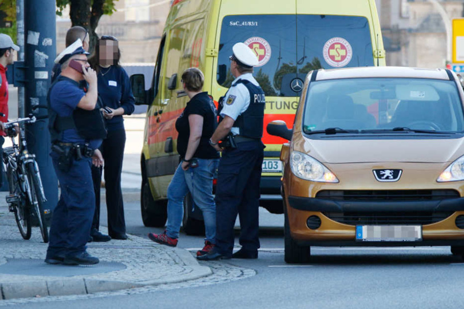 Eine 25-Jährige wurde an einer Fußgängerampel im Chemnitzer Zentrum überfallen und beklaut.