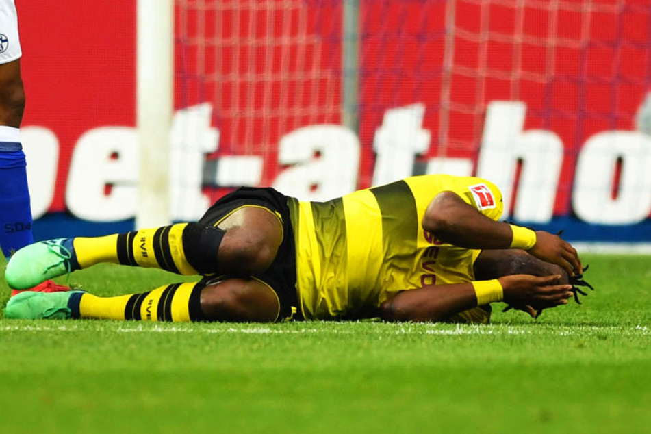 Michy Batshuayi windet sich vor Schmerzen auf dem Rasen.