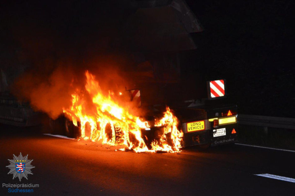 Nachdem der Schwertransport Feuer gefangen hatte, konnte er erst in der Nacht zum Mittwoch abgeschleppt werden.