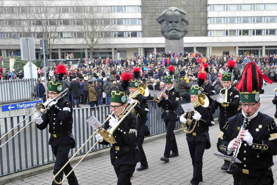 1067 Bergmänner und mehr als 10.000 Besucher: Mit der Großen Bergparade vorm
ersten Advent in Chemnitz ist die Vorweihnachtszeit eingeläutet worden.