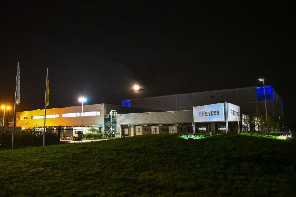 Im Hermes-Versandzentrum in Haldensleben (Sachsen-Anhalt) sind am Dienstag zwei tote Mitarbeiter gefunden worden.
