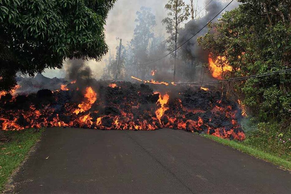 Die geschmolzene Lava fließt durch Wälder und steigt von befestigten Straßen auf, weswegen tausende Menschen ihre Häuser verlassen müssen.