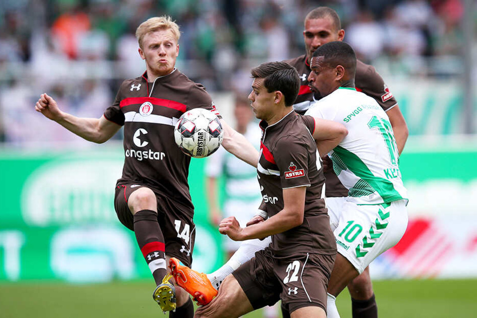 Nummerische Überzahl, die nichts einbrachte: Der FC St. Pauli verlor sein letztes Saisonspiel bei der SpV´gg Greuther Fürth mit 1:2.