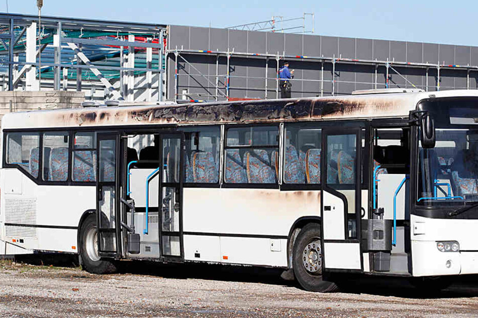 Auch ein daneben abgestellter Bus wurde beschädigt.