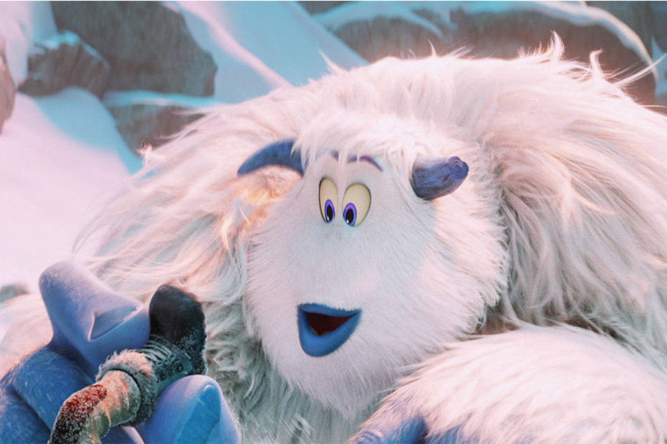 So klein! Migo hält den "Smallfoot" von Percy in seinen Klauen.