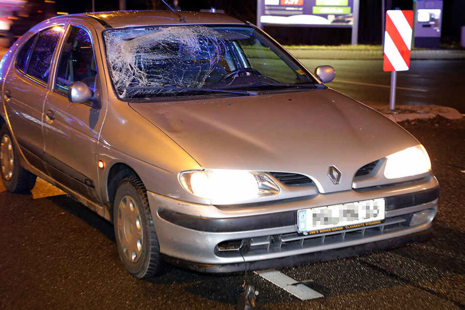 Der Renault erfasste den Fußgänger auf der Leipziger Straße auf Höhe einer Bushaltestelle.