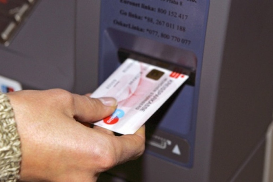 Mit geklauten Bankkarten und gefälschten Konten sollen sich die sieben Angeklagten 85.000 Euro ergaunert haben.