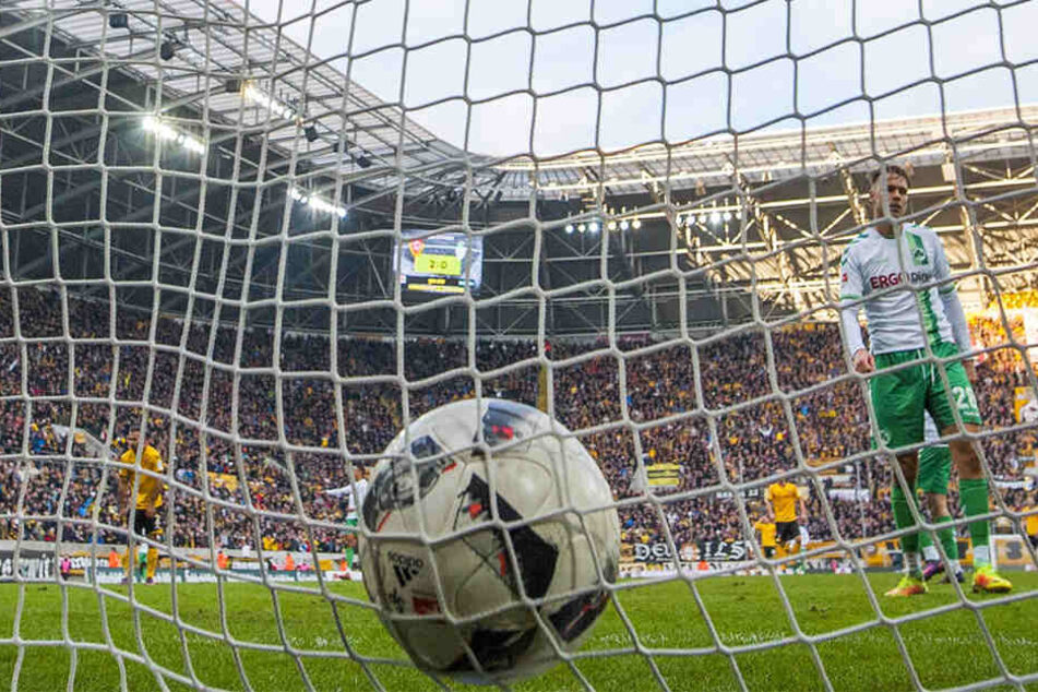 Da zappelt der Ball im Netz: Akaki Gogia hat gerade zum 2:0 gegen Fürth getroffen - nur eines seiner beiden Tore gegen die Kleeblätter.