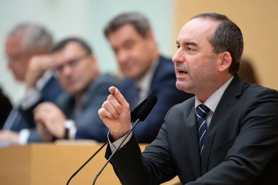 Hubert Aiwanger (r, Freie Wähler), Wirtschaftsminister von Bayern, spricht im bayerischen Landtag während einer Plenarsitzung.